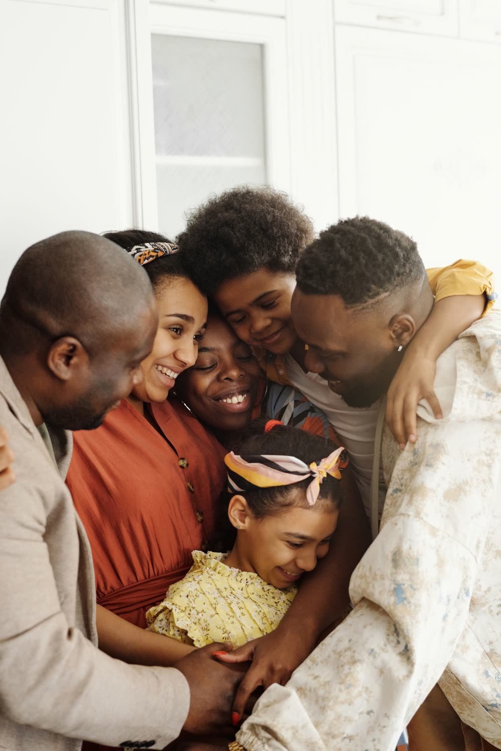 Família abraçada na sala