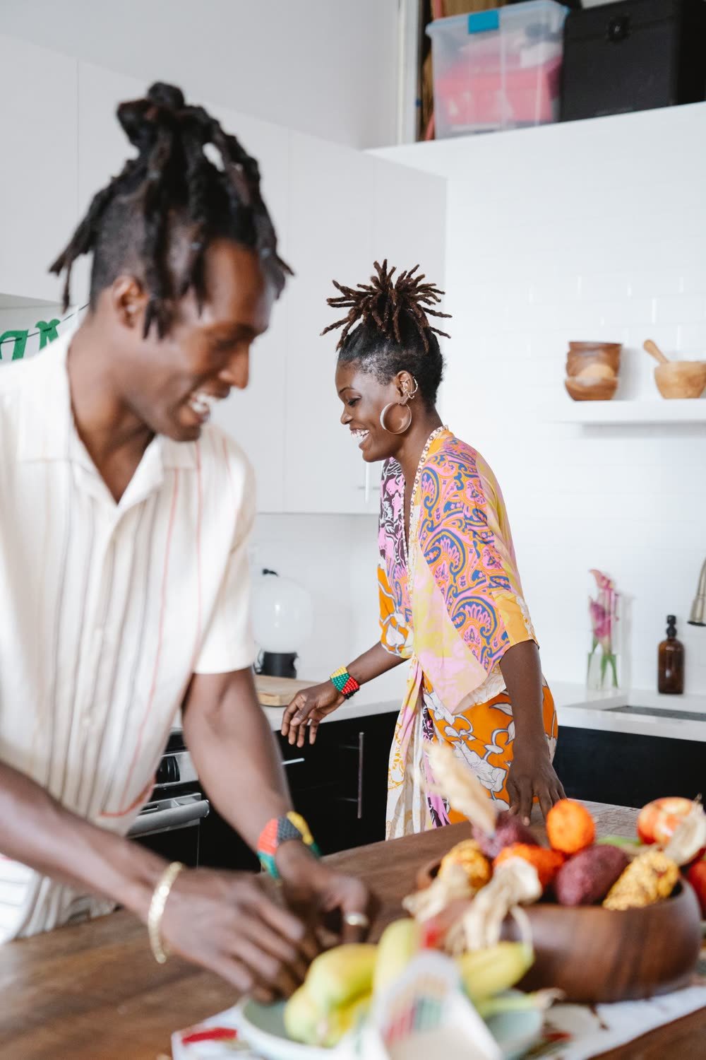 Casal a rir na cozinha
